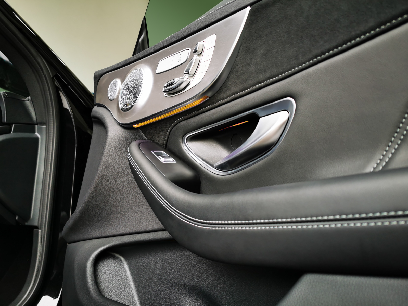 Ambientebeleuchtung für Mercedes C-Klasse W204 inkl. Einbau (Nachrüstung)